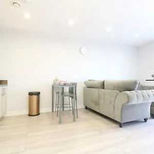 Georgina Luxury 2 Bed - Walking Distance To Southend-on-Sea