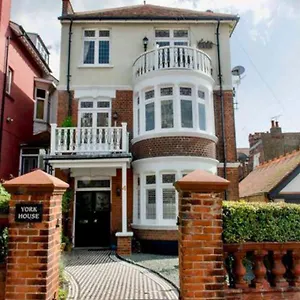 3 Bedroom Spacious Seaside With Estuary Views Southend-on-Sea
